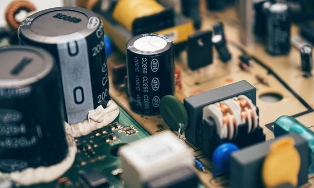 Cos'è un condensatore elettrico o un condensatore?