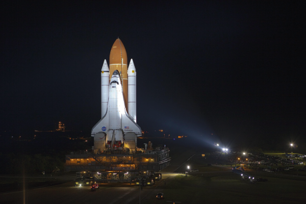 El transbordador espacial Endeavour inicia su épico viaje hacia su nuevo hogar
