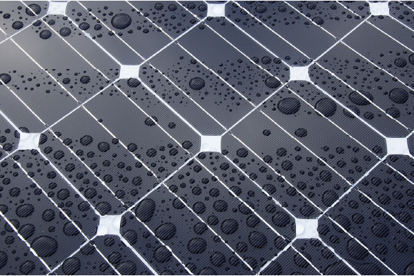 Energía verde del cielo: Las placas solares que aprovechan gotas de lluvia