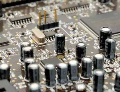 Why do crystal oscillators require capacitors? What capacitor size is required?